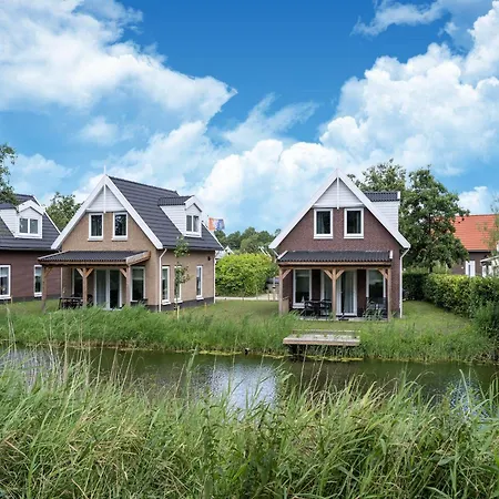Waterside Charm Near Rotterdam, Cleaning Included Holiday home Simonshaven