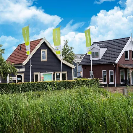 Waterside Charm Near Rotterdam, Cleaning Included Simonshaven