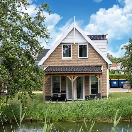 Waterside Charm Near Rotterdam, Cleaning Included Holiday home