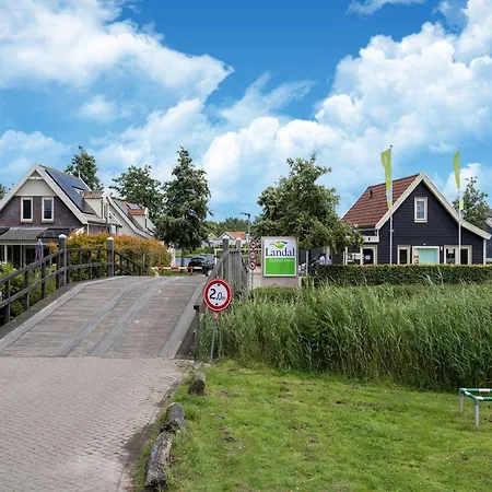 Waterside Charm Near Rotterdam, Cleaning Included Simonshaven